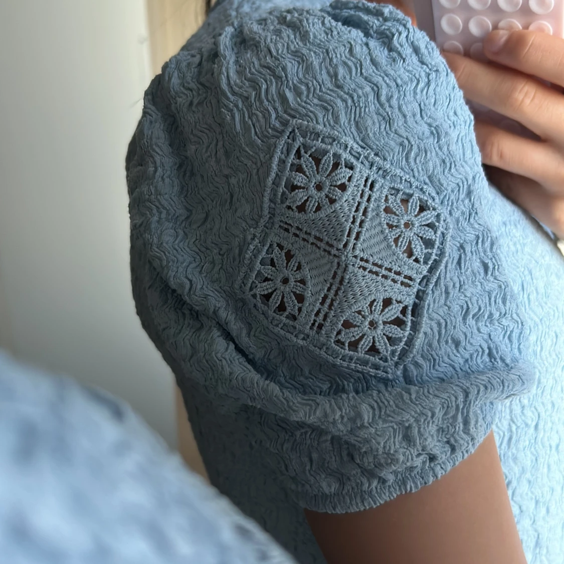 Ljusblå blus med spetsdetaljer - 3