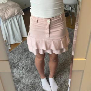 Rosa volang kjol - Egensydd rosa jeans volang kjol.💗Tveka inte om frågor!💗🌸Kanske möjligtvis kan sy nån extra detalj om önskat🌸