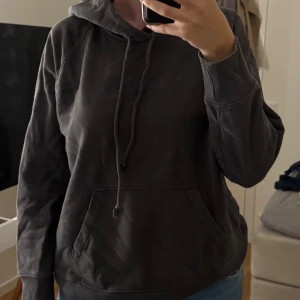 Mörkgrå hoodie från Levi's  - Säljer en mörkgrå hoodie från Levi's, i använt skick.