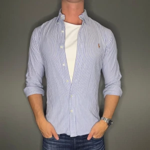 Ralph lauren skjorta - Hej säljer nu min fina Ralph lauren skjorta i storlek S. Den är i nyskick och kommer vara otroligt snygg på sommaren. Nypris cirka 1600kr! Vi kommer att sälja liknande produkter nu i sommar så glöm inte följa profilen!🌊🍾