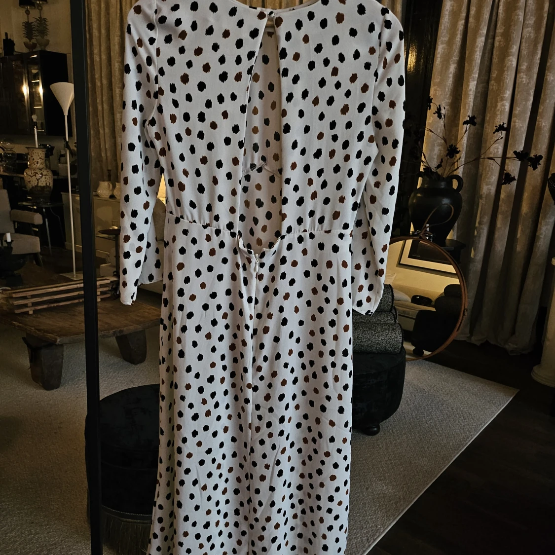 Prickig långklänning med öppen rygg - 1