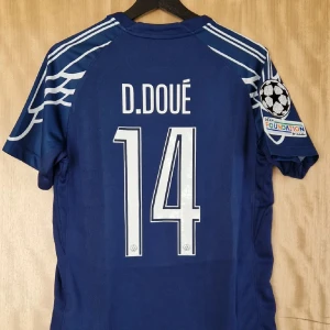 Psg borta tröja  - Säljer en psg tröja från det är dem vann Champions League med doué på ryggen den är använd 2 gånger så den är i toppen kvalitet      Skriv till mig vid frågor om plagget