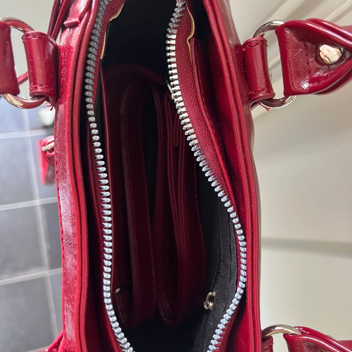 Vinröd handväska - 2