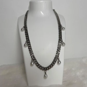 Halsband med pärlor Maria Nilsdotter inspirerat halsband - Handgjort kedjehalsband. Kedjan är 7mm bred och 45cm lång. Allt i rostfritt stål förutom pärlorna. Fast pris satt efter materialkostnader och tillverkning. Köp gärna via köp nu, snabb leverans.