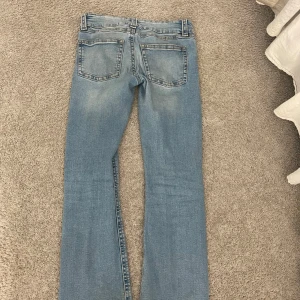 Ljusblå bootcut jeans - Snygga ljusblå jeans med bootcut passform och klassiska fem fickor. Jeansen har en lätt tvättad look och normal midja. Perfekta för dig som gillar en avslappnad men ändå trendig stil.