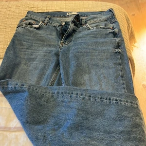 Snygga raka jeans Gina Tricot - Snygga ljusa raka jeans från Gina Tricot. Storlek 34 men passar även lite större. Jättesnygga passform! 💕