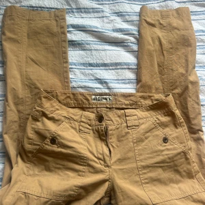 Beiga chinos från Dock's med fickor - Snygga beiga kostymbyxor (ish) från Dock's som är väldigt flattering på. Köpt second hand men inte använda speciellt mycket💕