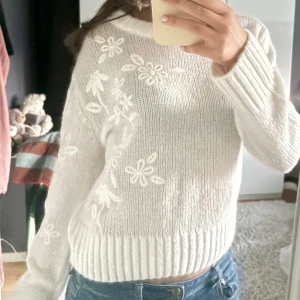 Stickad tröja med detaljer  - Superfin vit stickad tröja med broderade blommor i samma färg. Från &Other Stories! Supersnygg o somrig🩷💛aldrig använd