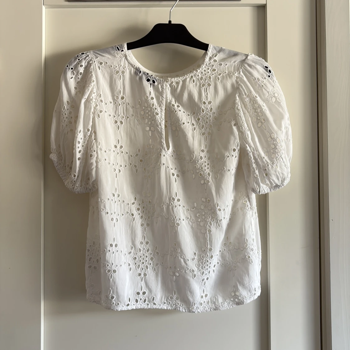 Vit broderad blus från KappAhl - 4