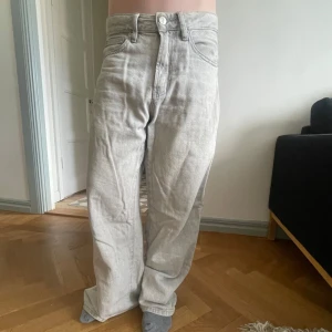 Gråa baggy jeans - Säljer ett par baggy ljusgråa jeans från Gina💗sparsamt använda och säljs i befintlig skick se bilderna. Strl 32 (min syster som har jeansen på bilden hon brukar ha xxs/xs)