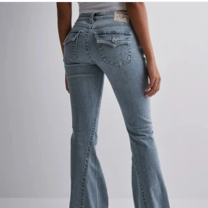 lågmidjade True Religion jeans - Säljer mina ljus blåa jeans från true religion i modellen joey - low rise flare🩵Säljer då dem ej kommer till användning längre. små små slitningar i nederkanten men inget som syns vid användning!!