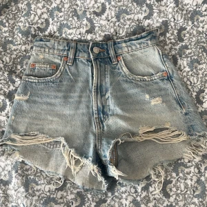  jeansshorts Zara🩷 -  ljusblå jeansshorts från Zara med slitna detaljer och fransig kant. Säljer då jag inte kan ha dem längre🩷
