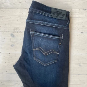 Replay jeans  - Riktigt snygga Replay jeans i modellen Ronas i mycket fint skick 🙌 skriv vid fråga 👍 Storlekslappen är bortklippt men de är storlek 30/32