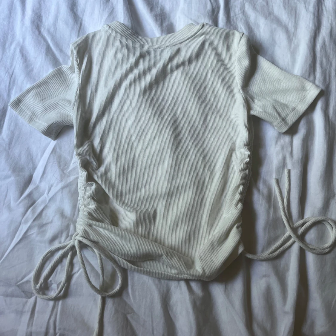 Ribbad vit topp med snörning - 1