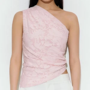 Ljusrosa spetsig oneshoulder topp Gina Tricot - Supersöt ljusrosa topp från Gina Tricot i oneshoulder-modell.(Aldrig använd ändast provat) Toppen har ett vackert blommigt spetsmönster. Slutsåld just nu på hemsidan!!💕köptes för 300kr