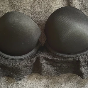 Victoria secret BH - Säljer en svart BH från Victoria's Secret PINK. BH:n har en lätt push up, spetsdetaljer nedtill och insida i rosa. Storlek 32A💘