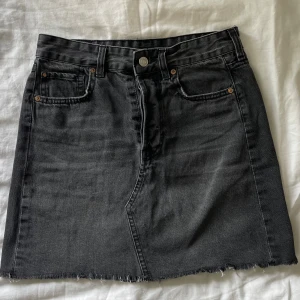 svart jeanskjol - fin svart jeanskjol perfekt till höst och sommar 😻 kjolen är använd fåtal gånger och har inget stort tecken på användning 🌟 kontakta för mer bilder 🙏🏼😇❣️