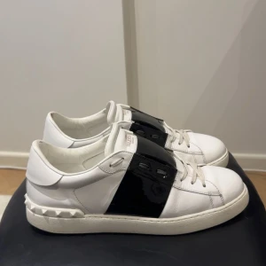 Valentino open skor - Valentino open. Storlek 44 passar 45. Medföljer endast skor. Färg svart glansig.