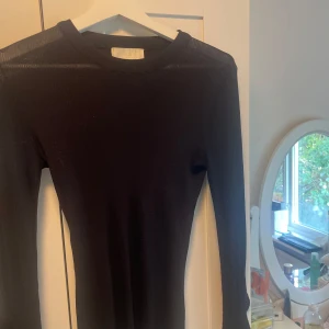 Svart ribbad tröja H&M Conscious - Svart långärmad tröja från H&M Conscious Exclusive. Tröjan är ribbad och har en tight passform med lätt utsvängda ärmslut. Perfekt basplagg med stilren look och rund halsringning. Rätt så genomskinlig vilket gör att den passar lika bra till fest som vardag beroende på hur du stylar den.