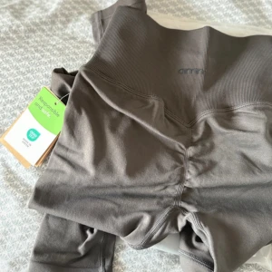 Shadow shape tights Aim'n XS - Säljer ett par grå seamless tights från Aim'n i modellen Shadow Grey Shape. De har hög midja, ribbade detaljer och är tillverkade i ett stretchigt material som sitter riktigt snyggt. Perfekta för träning eller chill dagar. Ny i förpackning, nypris 699:-