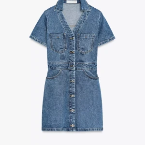 Jeansklänning Zara - Snygg kort jeansklänning i blå denim från Zara. Strl xs. Knappt använd slutsåld på hemsidan. Pris 200 kr❤️