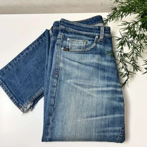 Tiger of Sweden jeans (storlek 32/32) - Säljer ett par mörkblå Tiger Of Sweden jeans med en vit fade, storlek 32/32. Gott som nya! Hör av dig vid minsta lilla fundering.