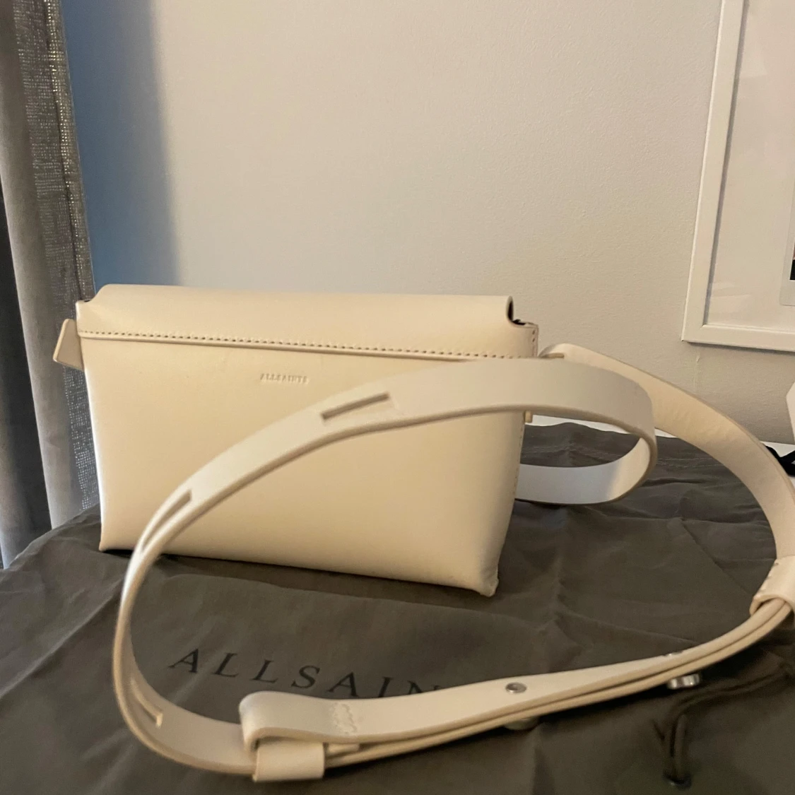 Vit axelväska från AllSaints i skinn - 1
