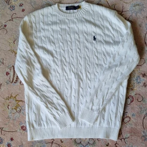 RALPH LAUREN KABELSTICKAD TRÖJA-vit - Säljer nu denna asfeta kabelstickade tröjan från Ralph Lauren i storlek M. Tröjan är praktiskt taget i nyskick. Kontakta gärna vid intresse. 