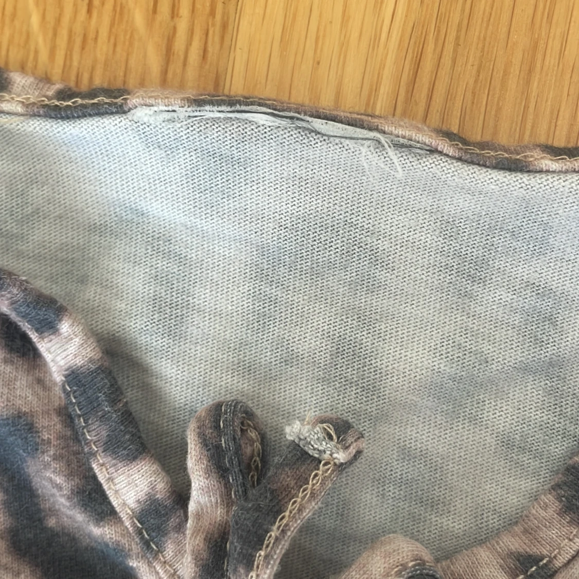 Leopardmönstrad blus med volang - 2