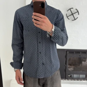 Scotch&soda skjorta - Storlek M. Är 178cm för jämnförelse. 