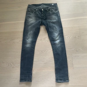 Dondup George Jeans - Snygga dondup jeans i snygg grå wash. En lagning mellan benen syns på bilden, utifrån det inga defekter. Storleken e 33 men passar också 32 skulle jag säga.
