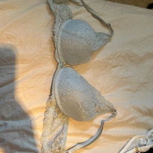 Ljusgrå spets bh - Ljusblå bh ifrån new yorker. Inte använd på kanske 2 år! Finns även att köpa på min vinted (Isabelletrbic1)!