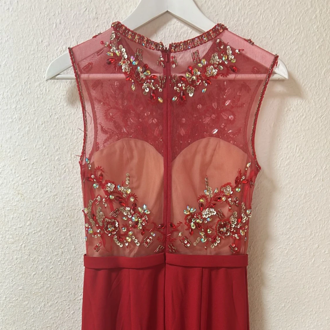 Röd långklänning med paljetter och pärlor - 1