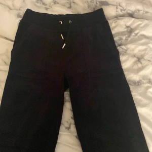 svarta juicy couture byxor  - säljer nu mina svarta juciy couture då dem inte kommer till användning, ganska så bra skick bara att dem är lite noppriga men inget man tänker på så! 