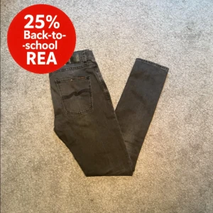 Mörkgråa Nudie jeans - Säljer ett par svarta slim jeans från Nudie Jeans i modellen Lean Dean (Mono grey). Jeansen har svarta sömmar och Nudie-loggan på bakfickan | Storlek: W31 L34 | Nypris: 1299kr | Perfekt nu till hösten och skolstarten!☀️🍁Kom gärna med prisförslag!