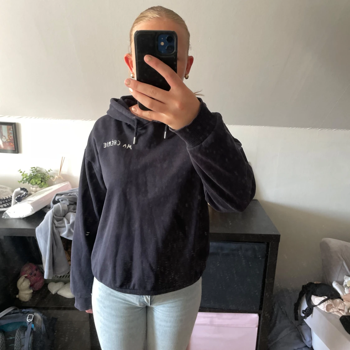 Mörkblå hoodie från Gina Tricot med tryck