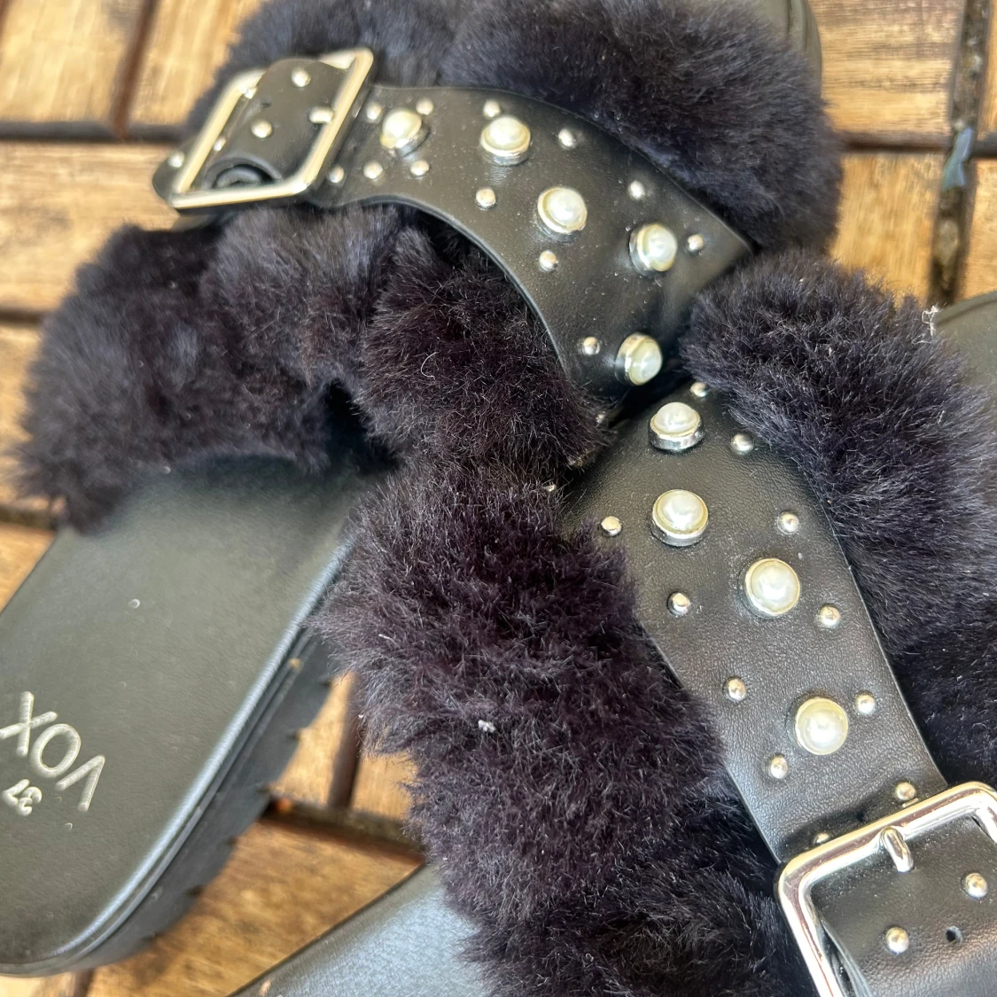 Svarta sandaler med päls och pärldetaljer - 2