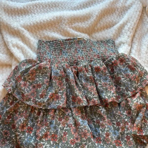 Blommig volangkjol från SIRNHULT - Kjolen är i barnstorlek 158/164 men jag har vanligtvis S-M och den har passat superbra på mig, säljer den pga att den inte används längre. Kjolen har inga tydliga tecken på användning! Skriv för frågor💞💞