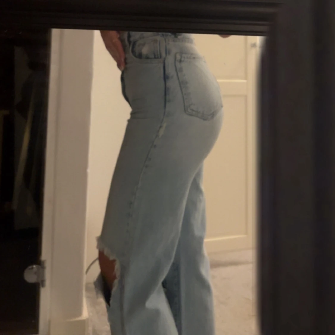 Ljusa ripped jeans från Fioretta - 2