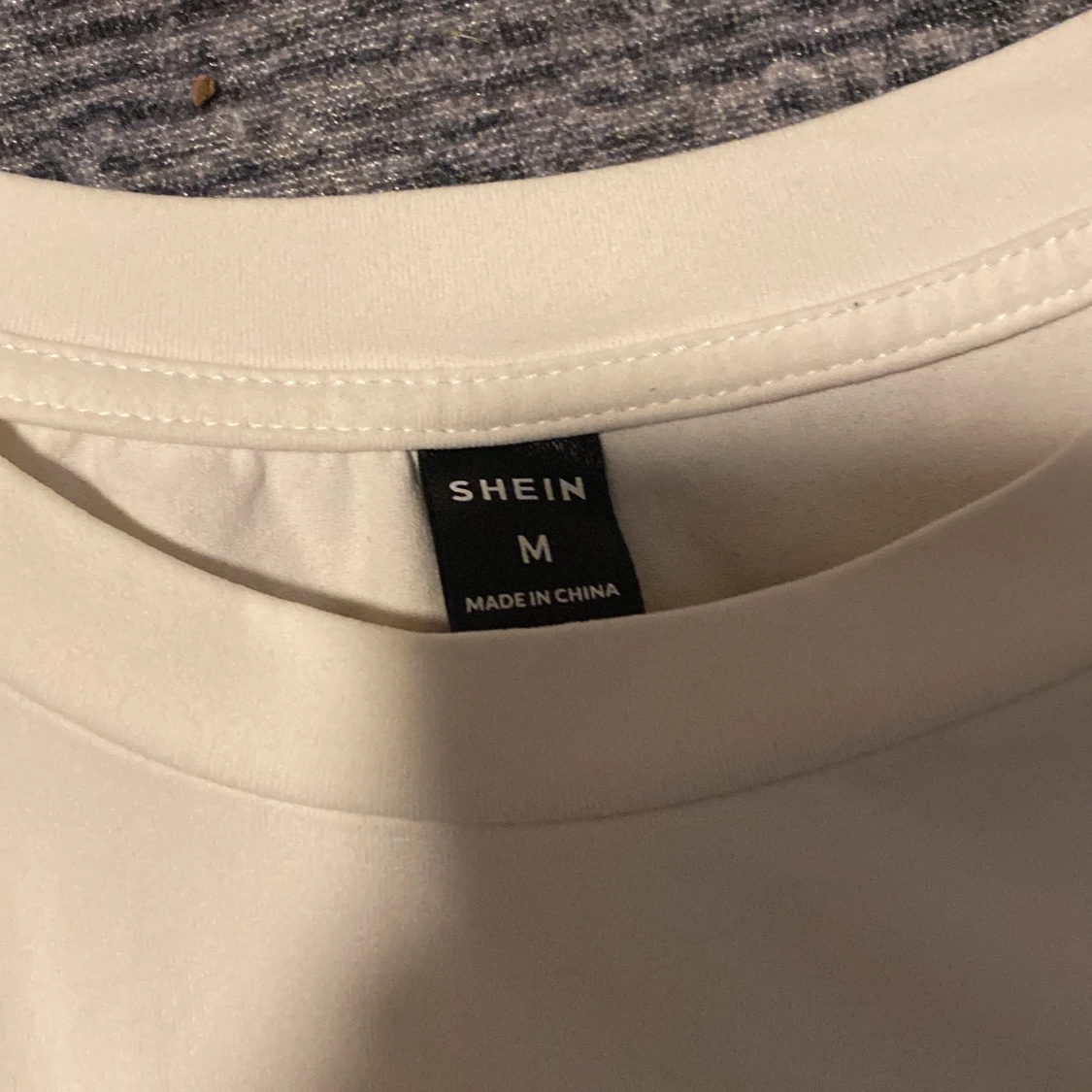 Vit t-shirt med grön text från SHEIN - 1