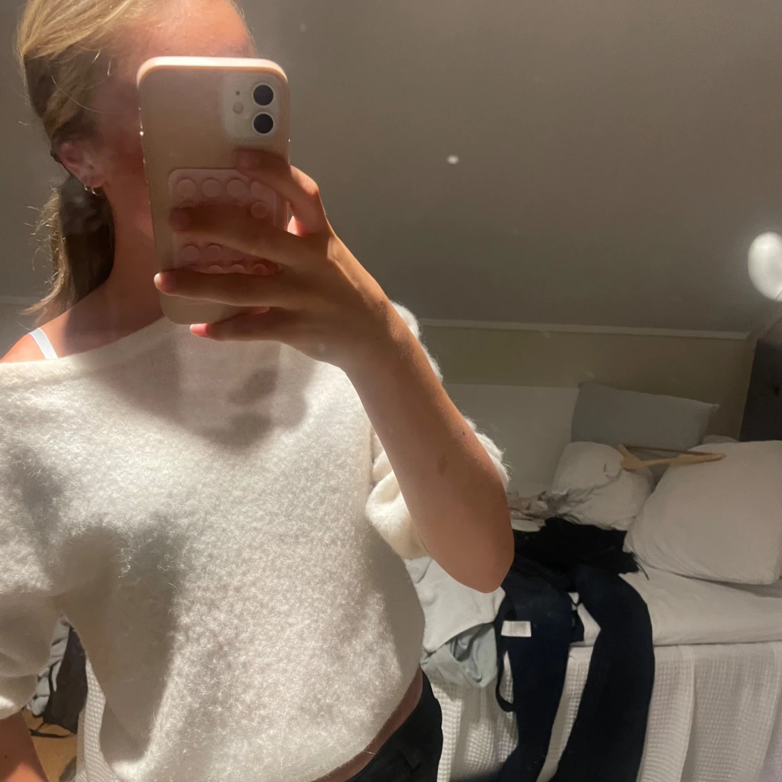 Vit stickad croppad tröja