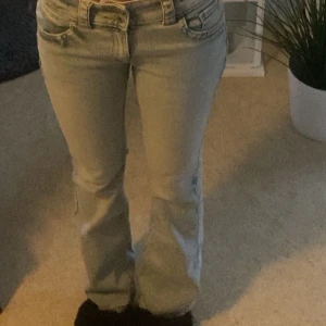 Ljusblå  jeans - Säljer ett par ljusblå jeans från hm i storlek 170! Nästan helt oanvända säljer då de inte används!