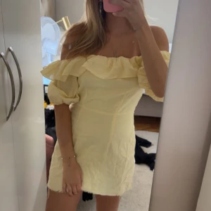 Gul offshoulder klänning  - Säljer denna superfina efterfrågade gula klänning från H&M. Jätte bra skick❤️