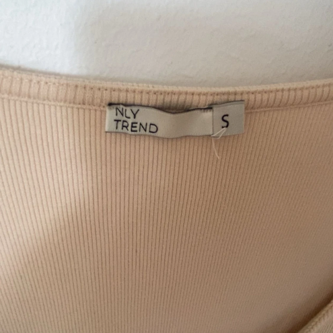 Beige ribbad långklänning från Nelly - 3
