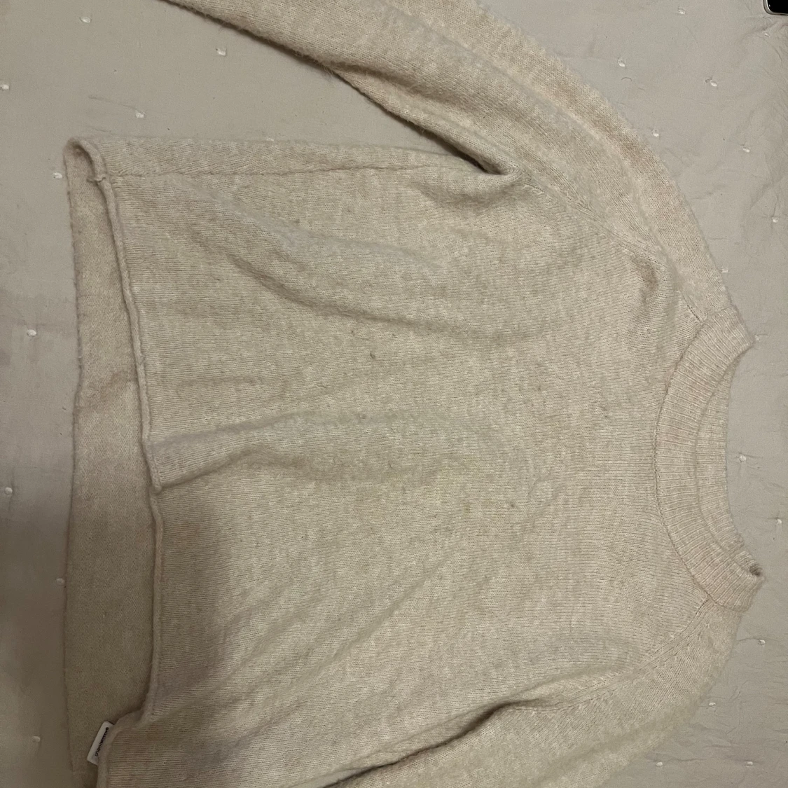 Beige stickad tröja med rund hals - 1