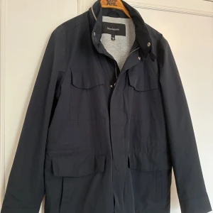 Field Jacket - Nästan aldrig använd marinblå Field Jacket från Matinique