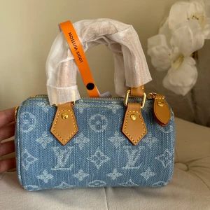 Mini handväska  - Jeans material. Dustbag och strap medföljer. 