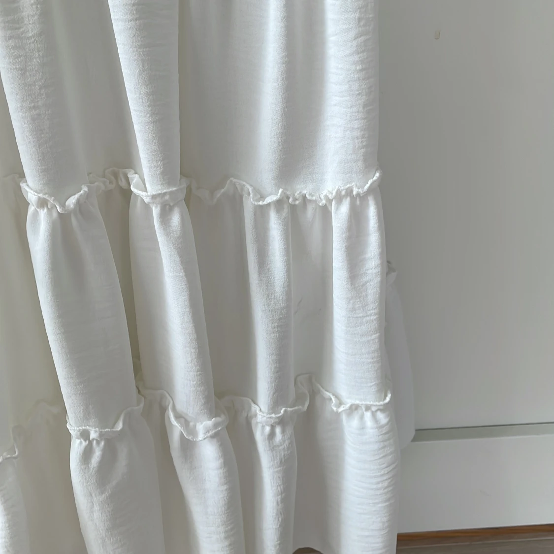 Vit somrig volangklänning med smock - 3