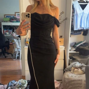 Svart långklänning - Supersnygg svart långklänning som är använd en gång💕 perfekt till bal eller andra festligheter💕 för bättre bilder är det bara att höra av sig 