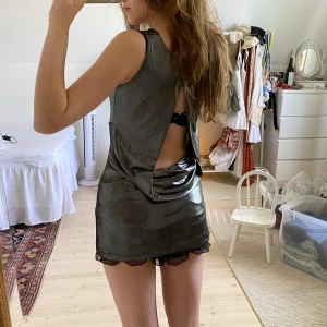 Vintage y2k öppen rygg metallic top  - Har ingen storlekslapp, skulle säga storlek S/M 🤍
